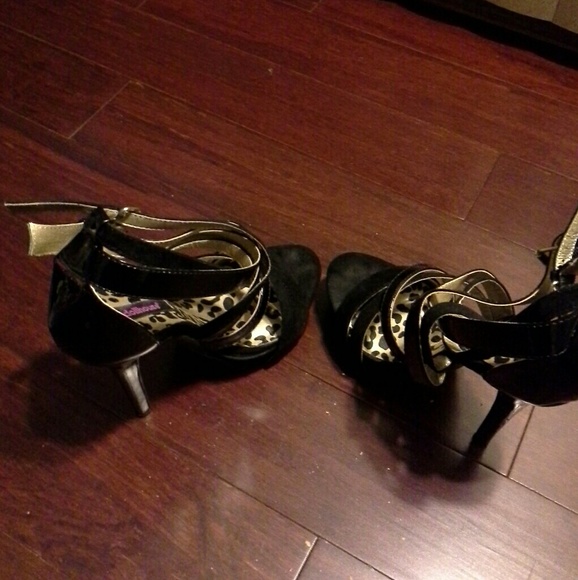 Shoes - Picture 2 of 3